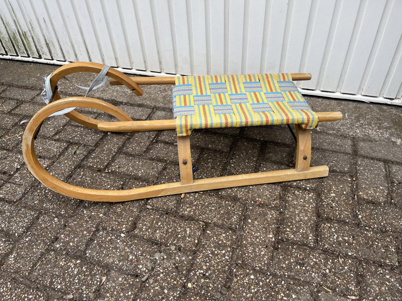 Slee van hout met gekleurde zitting