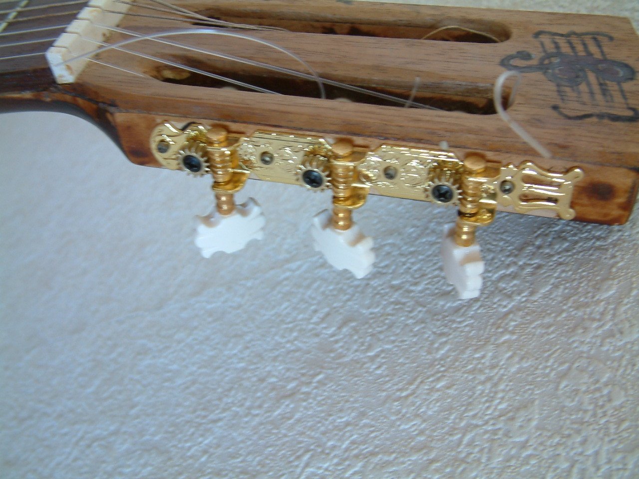 Oudere gitaar met mooie klank  is niet zo mooi blinkende gitaar maar Klank