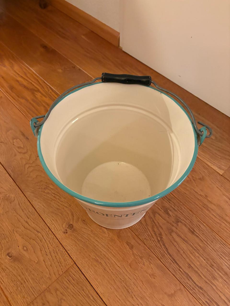 Oude emaiile emmer zonder beschadigingen