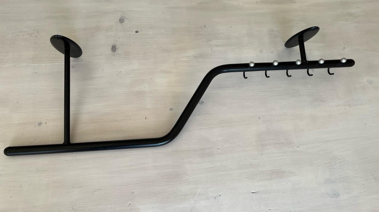 Zwart metalen kapstok, lengte 1 meter.