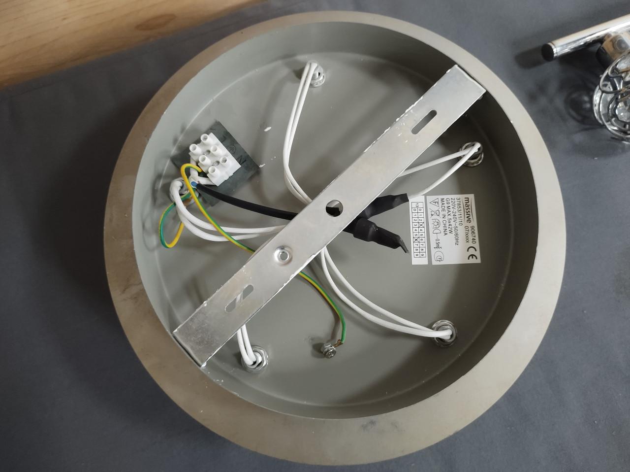 Fraaie hang en plafondlamp. Zilverkleurig met bollen van glas en metaal