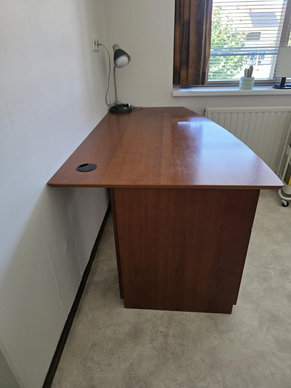 Kersenhouten bureau met ladenblok