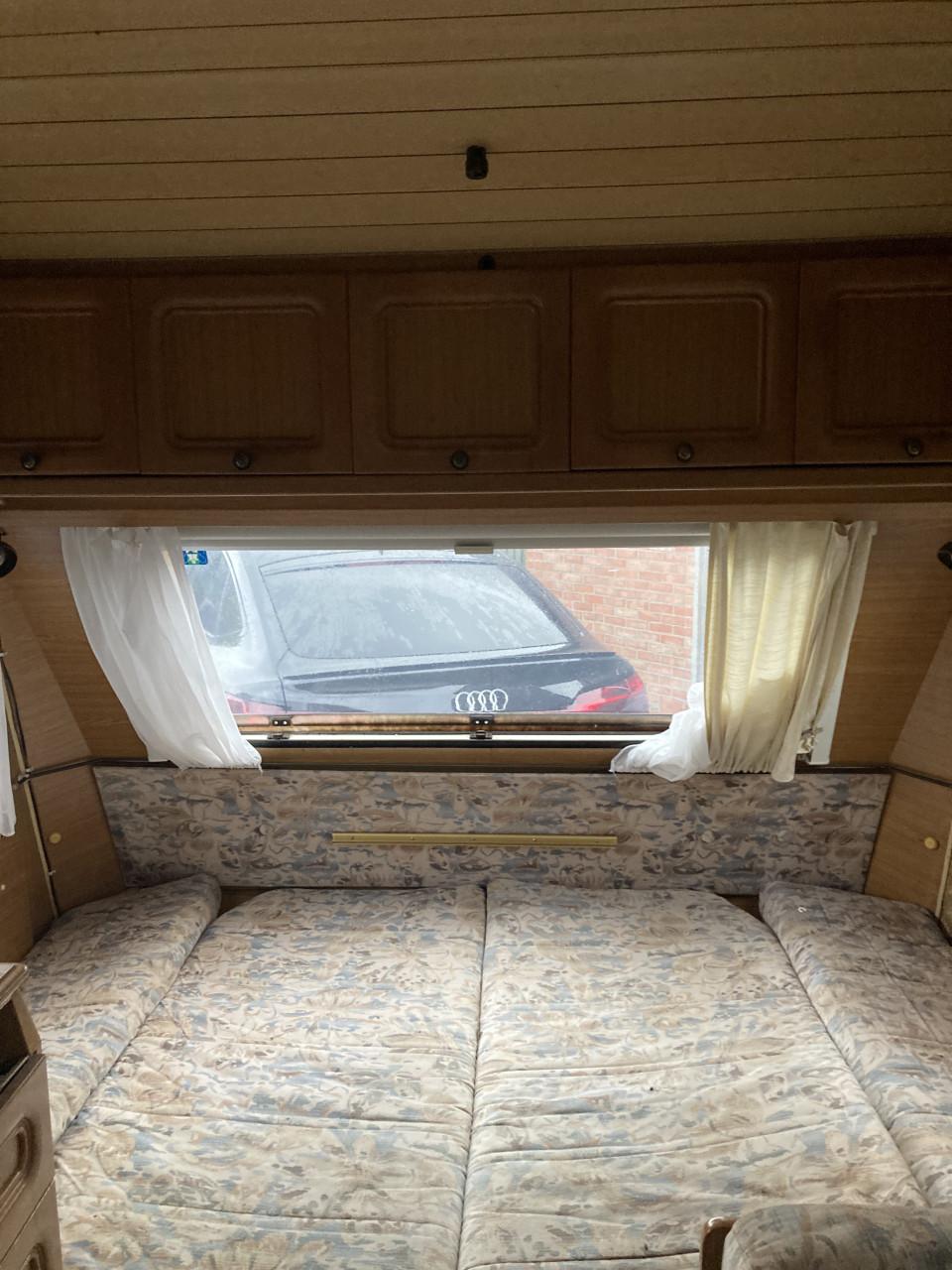 Caravan Dethleffs Nomad 5p met kenteken, sani en voortent