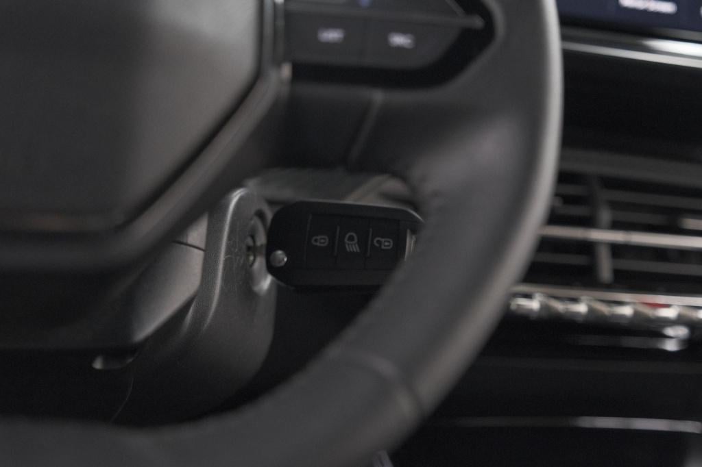 Peugeot 2008 puretech 100 allure | camera | navigatie | parkeersensoren | a