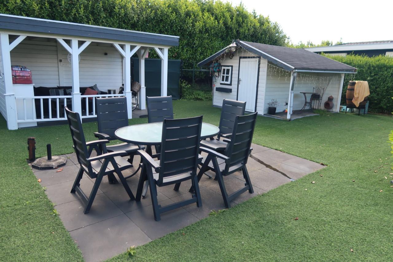 Chalet met serre te koop op ruime kavel Camping klein paradijs in Chaam