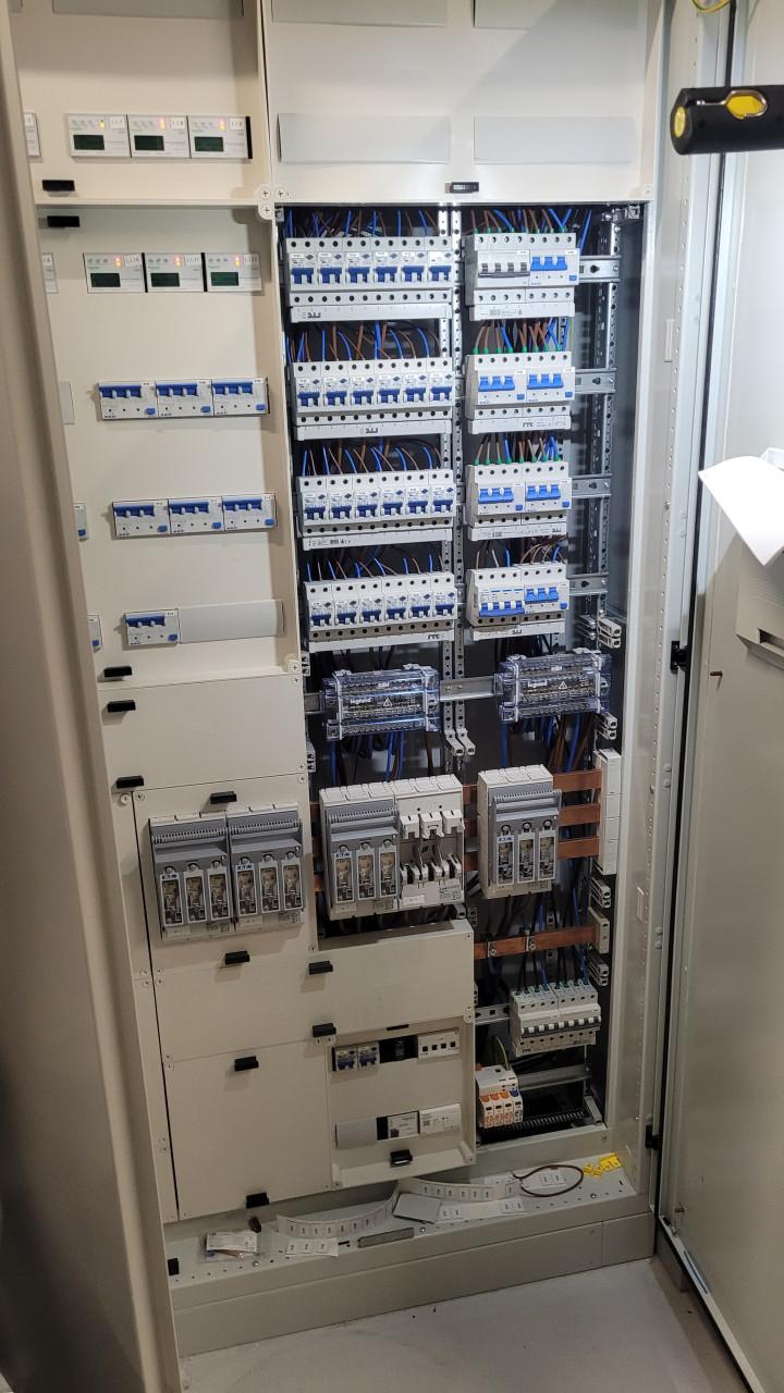 Elektricien nodig? Vast tarief | Snel beschikbaar (ook ’s avonds)