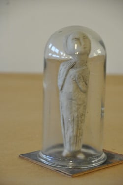 Wim Rijvers Madonna beeldje onder stolp