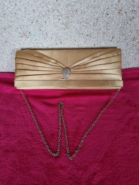 Goudkleurige satijnen clutch