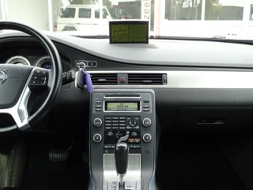 Volvo V70 2.0t momentum automaat | leder | bluetooth | stoelverwarming | na