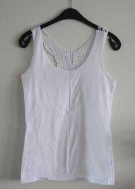 Witte top met achterkant stuk kant  maat m