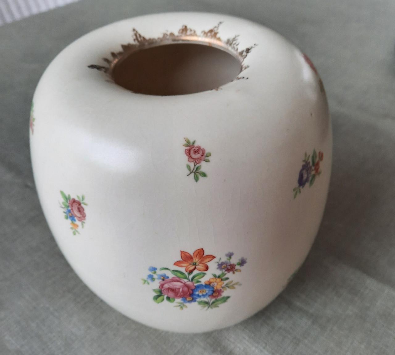 Vaas van Ned. Kon. Plateelbakkerij Gouda.