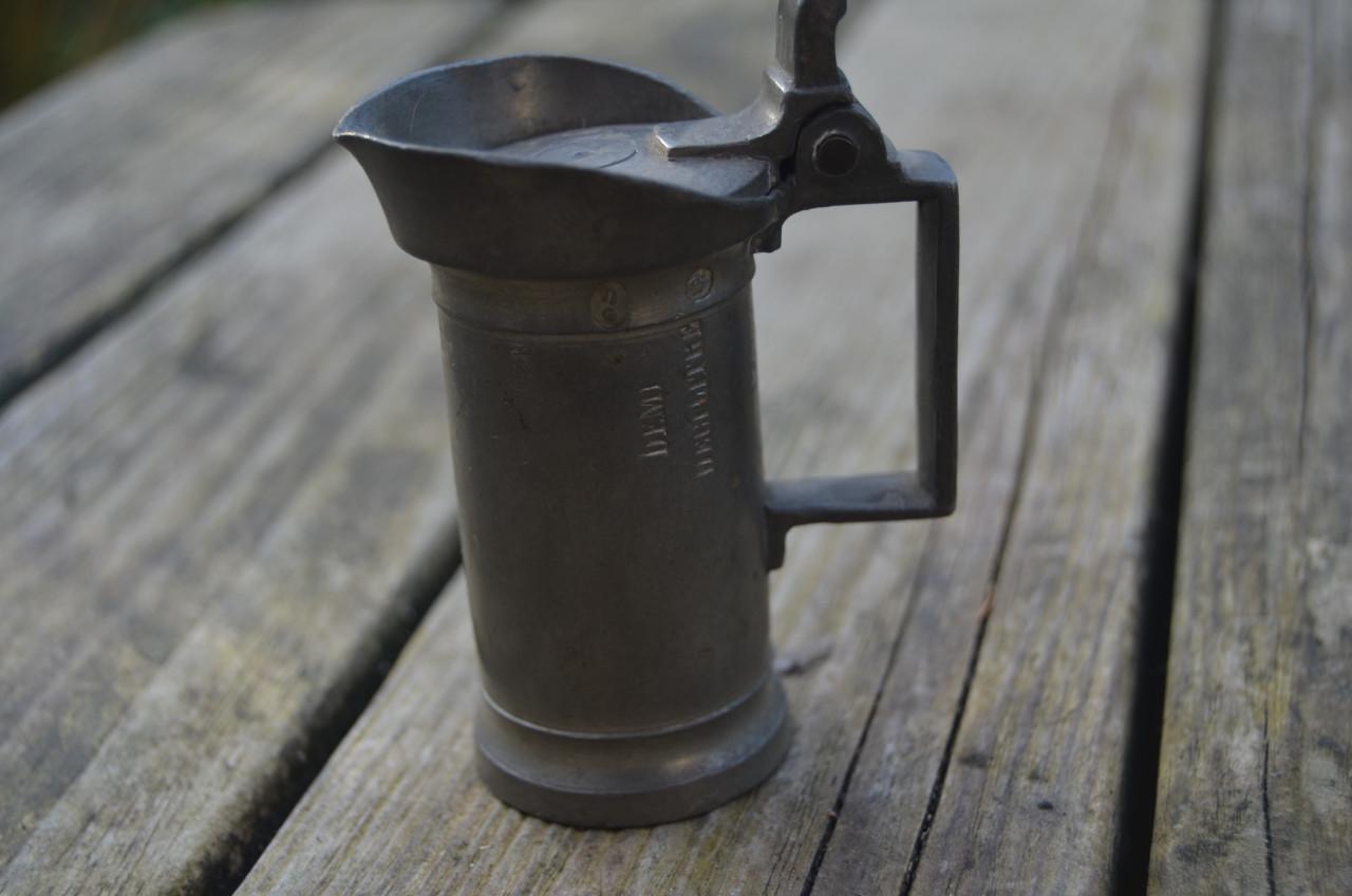 4 Tinnen kannen / maatbekers diverse maten