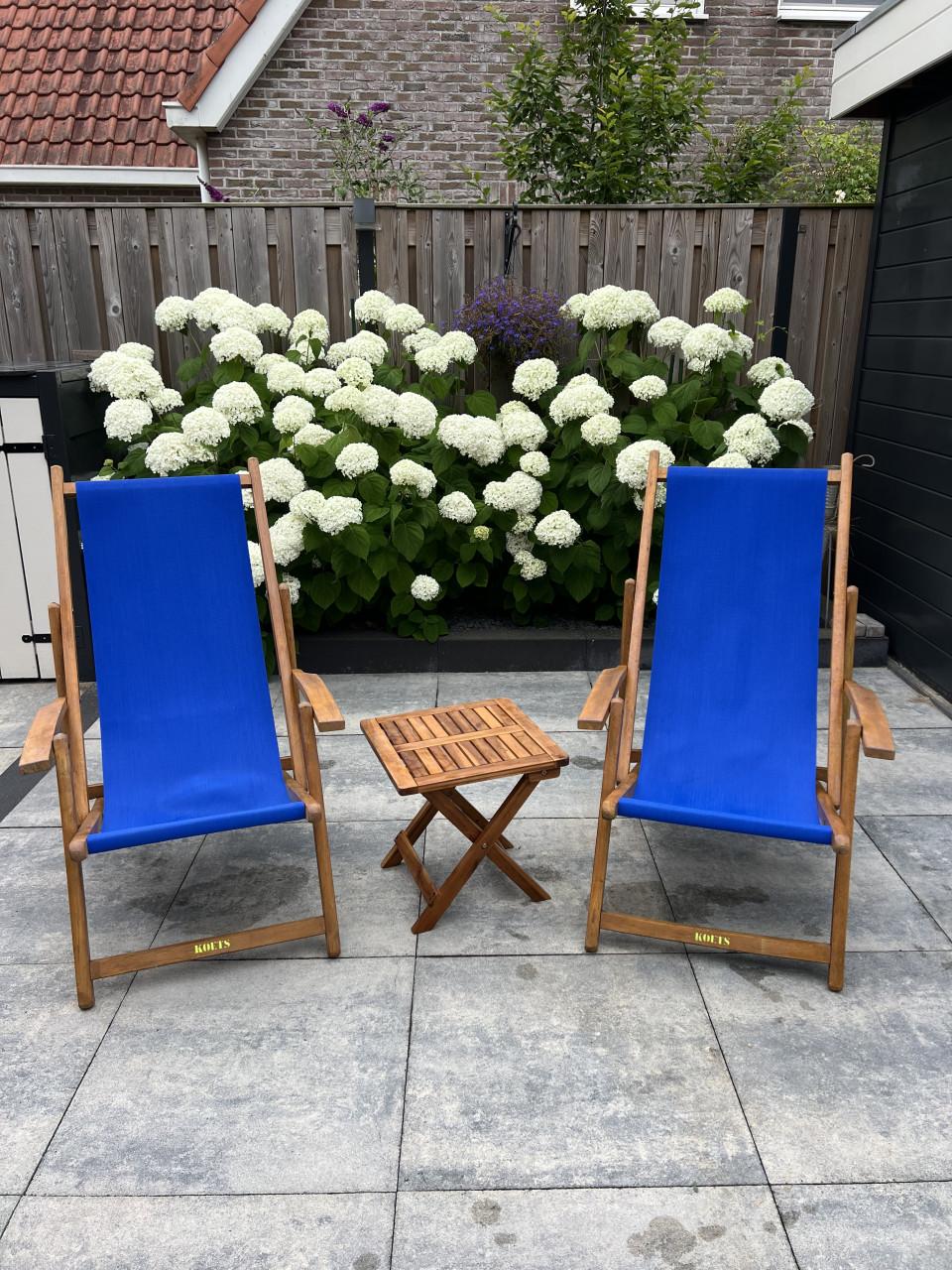 Strandstoelen en tafeltje