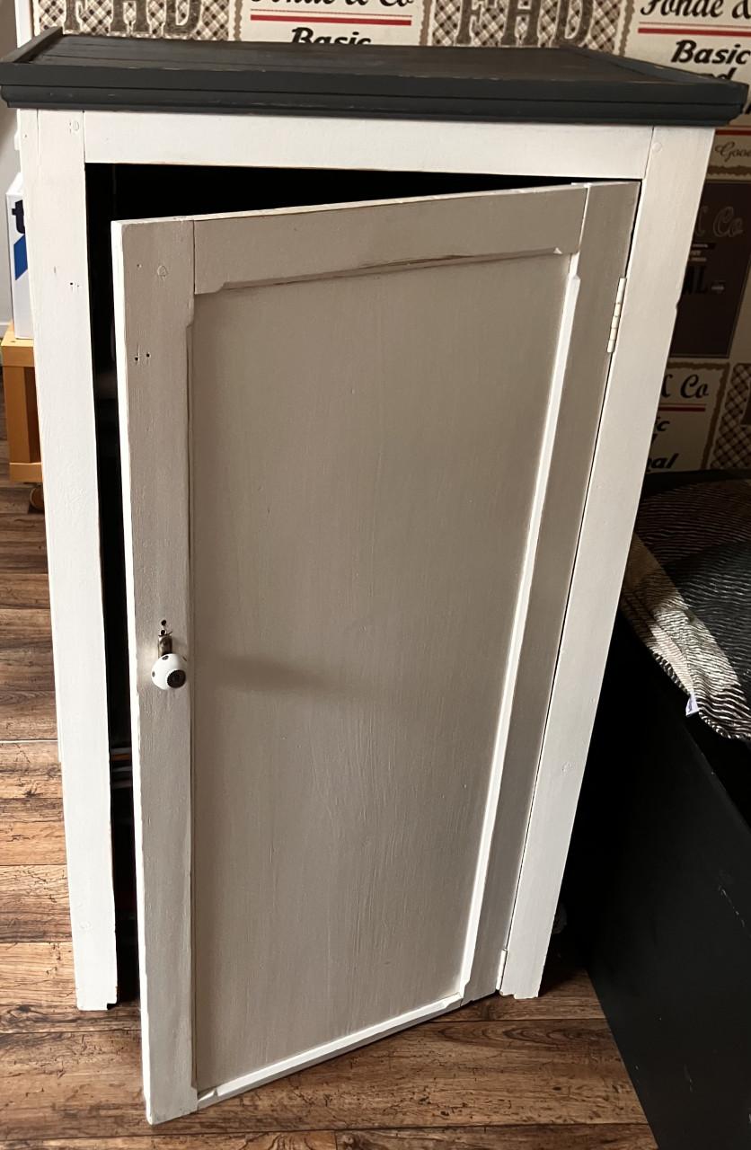 Brocante kastje grijs/wit brocante markt Lille