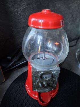 Vintage kauwgomballenautomaat van metaal en glazen bol