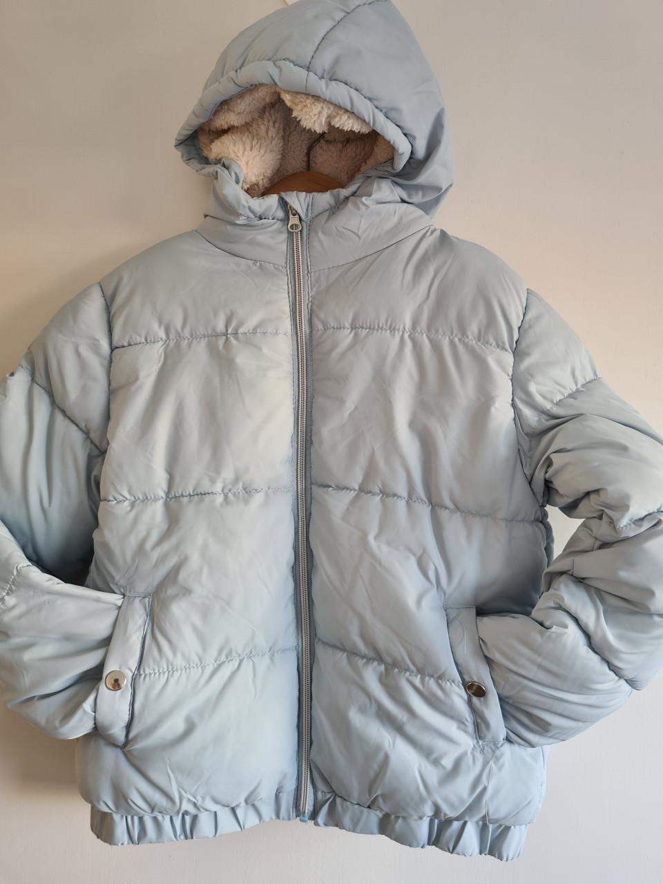 Nieuwe Lichtblauwe gewatteerde pufferjas 146-152 capuchon en teddy voering