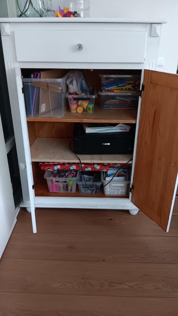 Wit houten kastje.