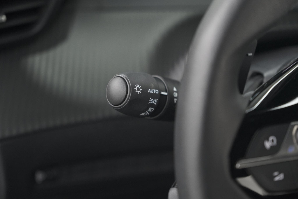 Peugeot 2008 puretech 130 eat8 allure | camera | navigatie | apple carplay 