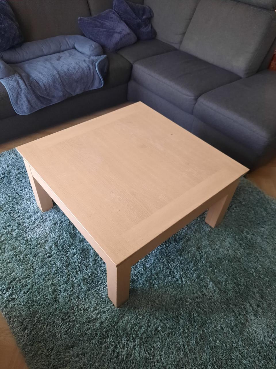 Uitschuifbare eettafel plus een bijpassende salontafel