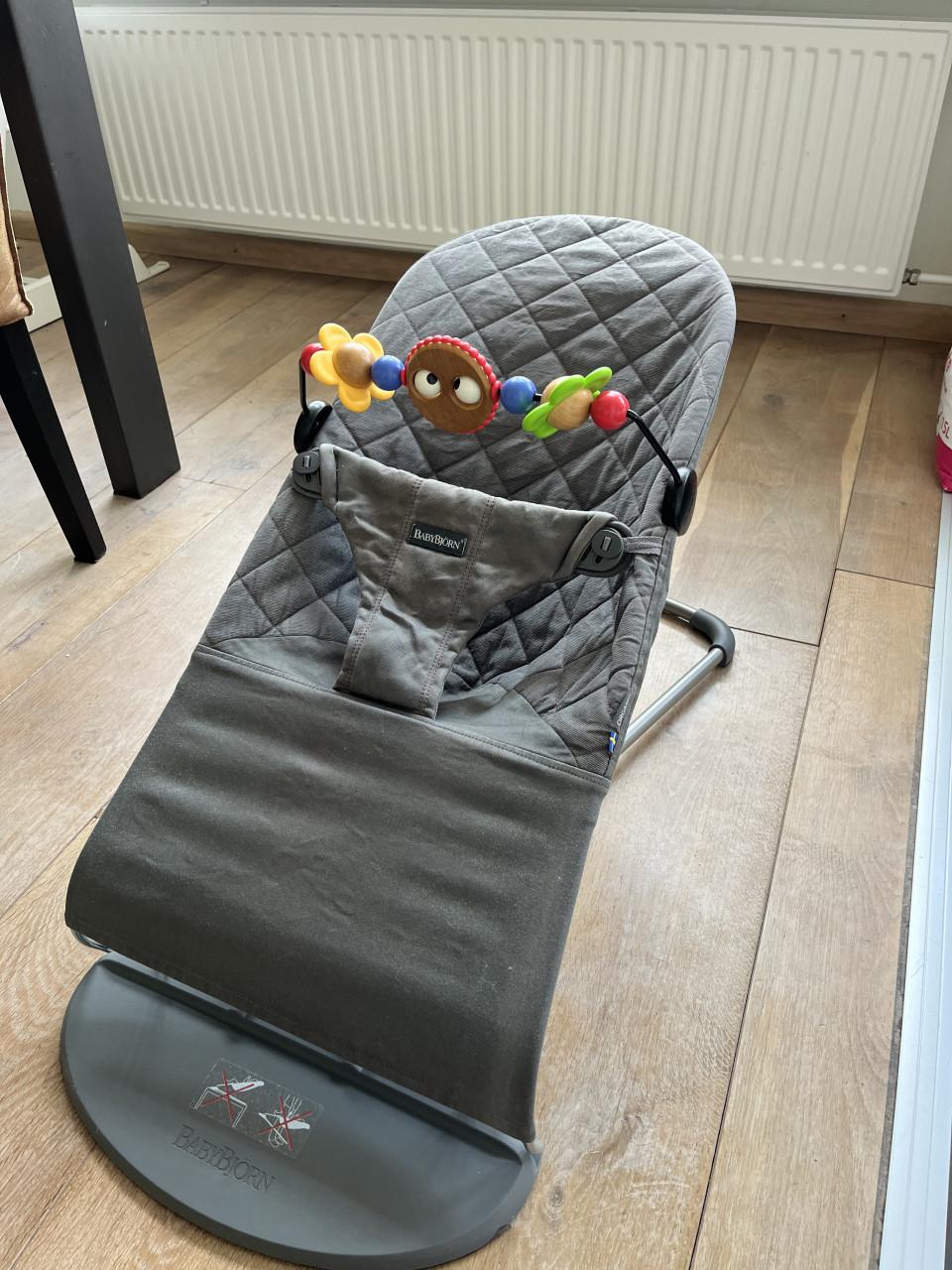 Baby Björn wipstoeltje antraciet met speelboog
