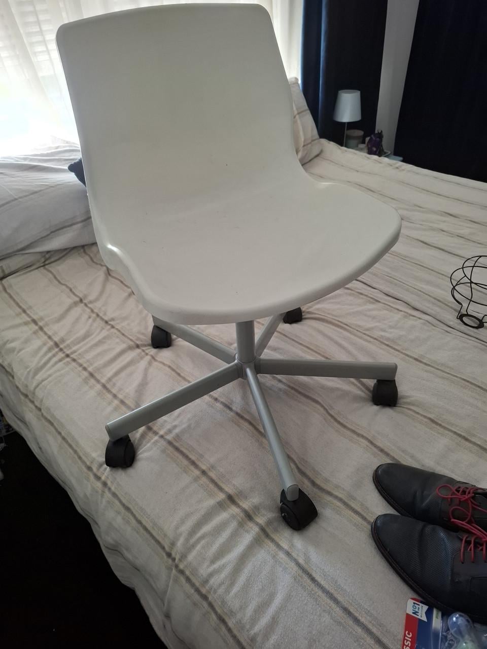 Witte buro stoel.