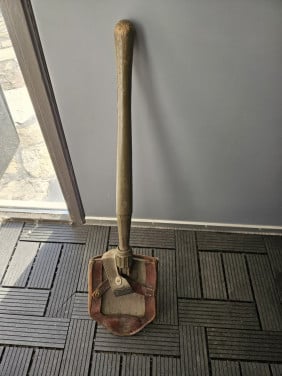 Mooie militaria WO 2 veldschep met mooie leren koker...