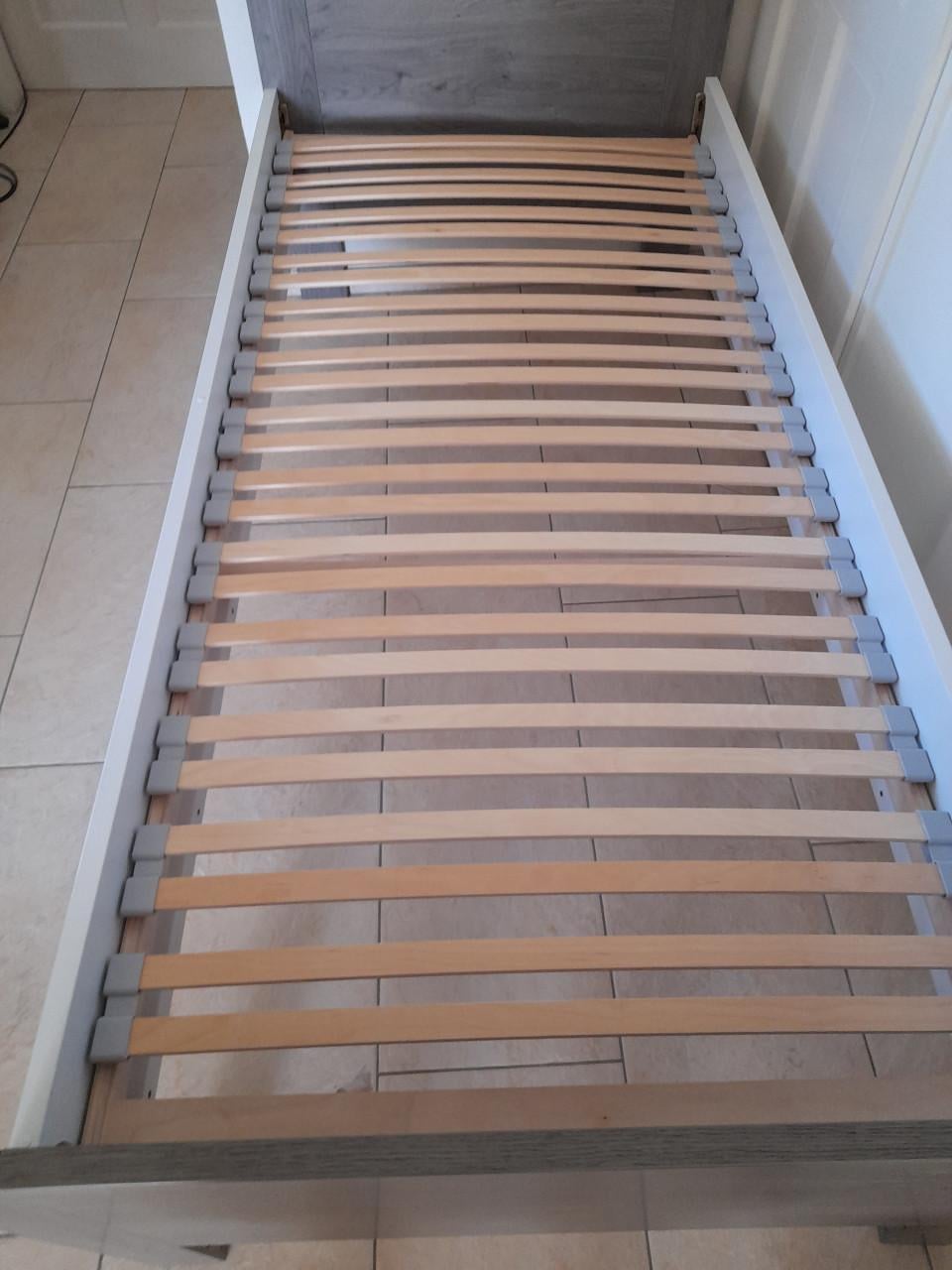 Stevig 1 persoons bed 90 x 200 (in goede nette staat )