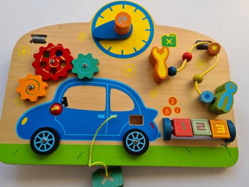 Primi Passi houten activiteitenbord in garage-thema