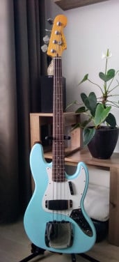Squier Classic Vibe Jazz Bass Daphne Blue met upgrades.