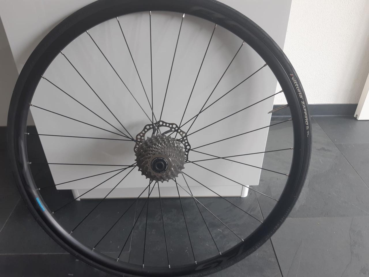 Shimano rs171 wielset met casette, banden en remschijven