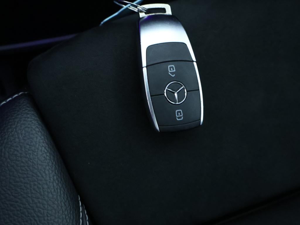 Mercedes-Benz A-Klasse 250 e premium plus | amg line | panoramadak | sfeerv