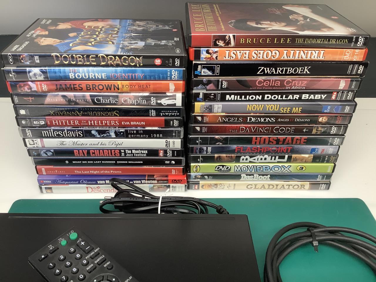 Dvd speler Sony met afstandsbediening en een aantal films op dvd.