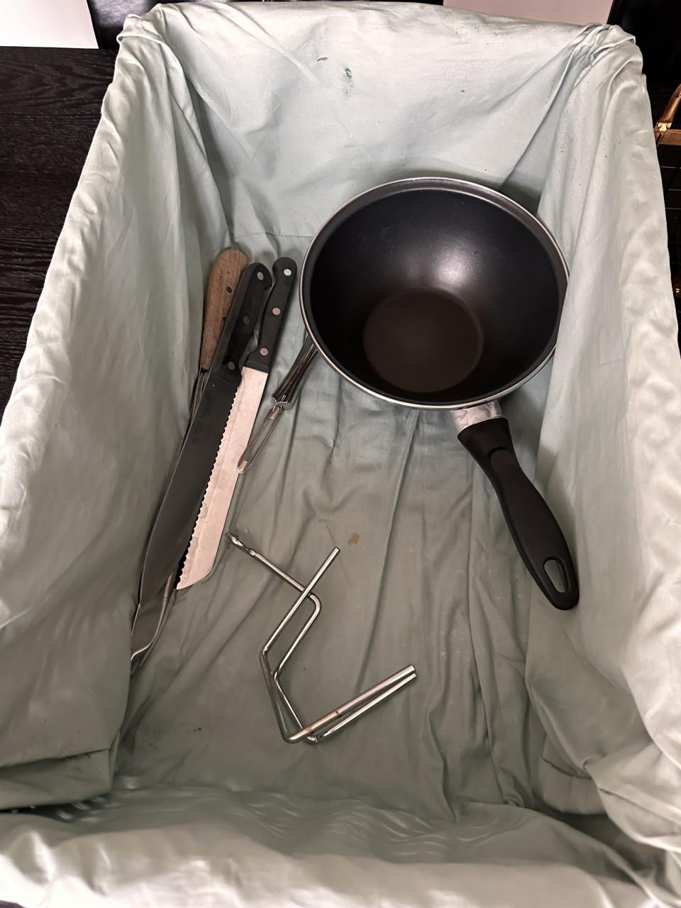 Rieten mand met gebruiksvoorwerpen.