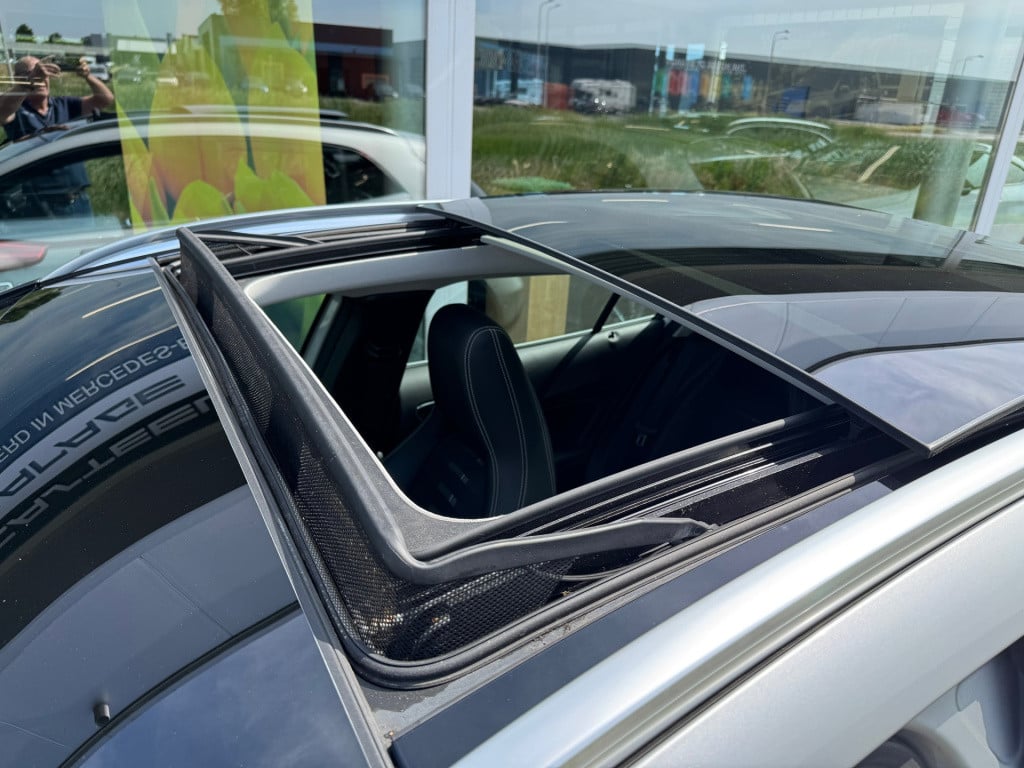 Mercedes-Benz Gla-klasse 180 business solution amg automaat / panoramadak ,