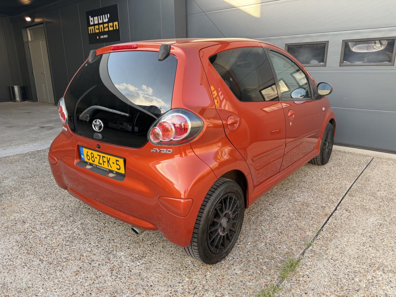 Toyota Aygo 1.0 12V Vvt-i 5DRS 2012 Dynamic Orange Airco Apk