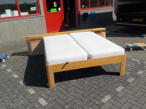 In vrijwel nieuw staat AUPING LEDIKANT + 2 verstelbare spiralen + 2 matrass