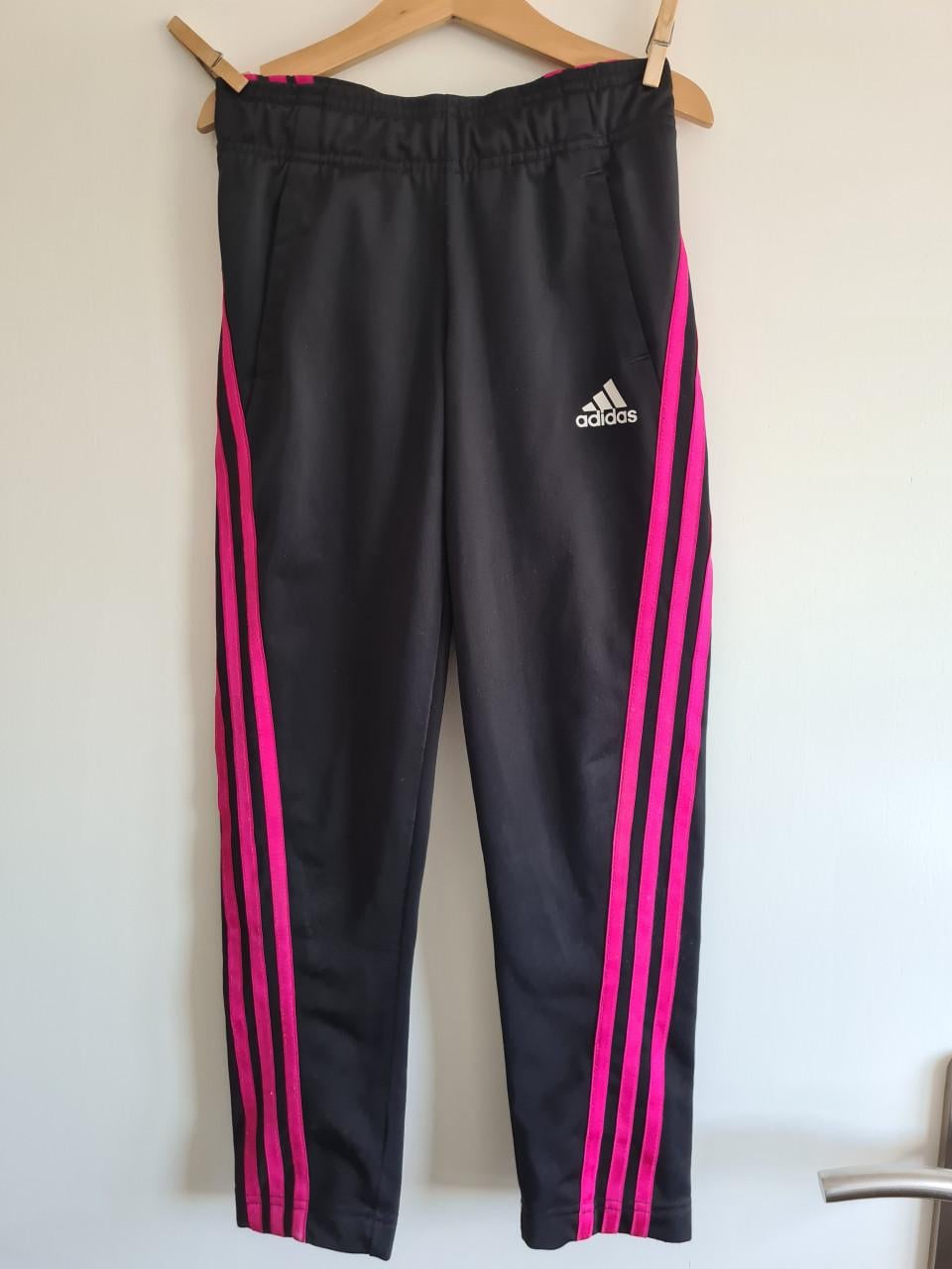 Adidas trainingspak jasje + broek zwart met roze Mt 128