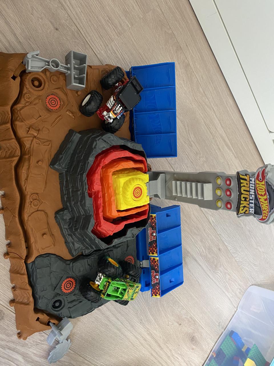 Hotwheel monstertruck lava berg