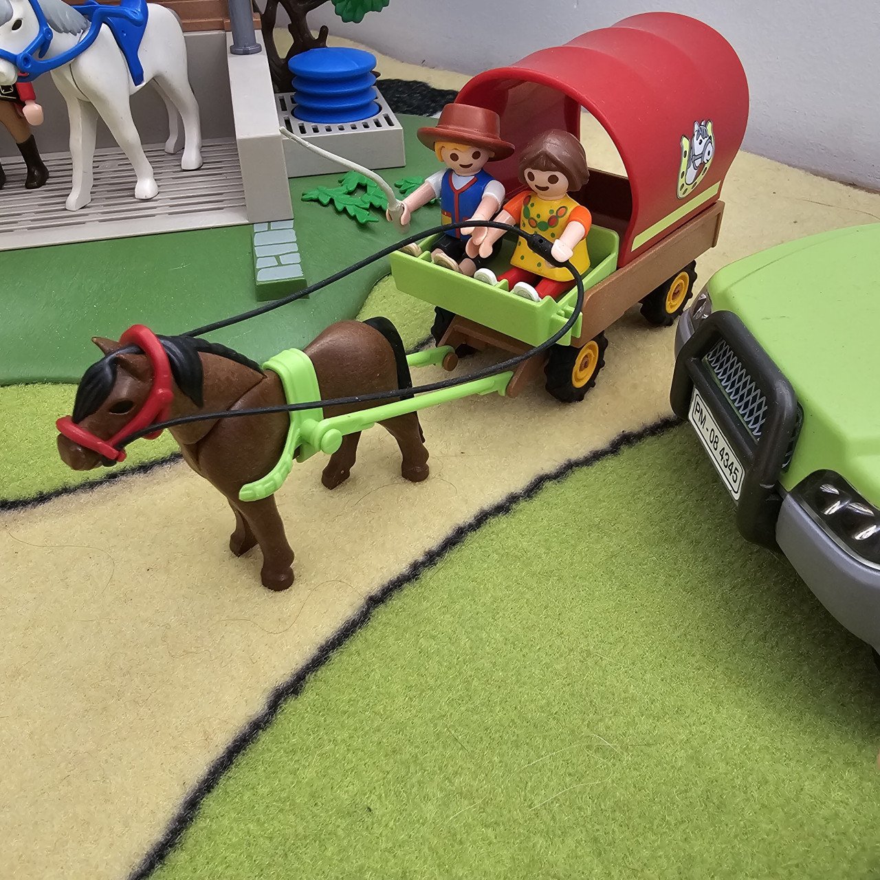 Playmobil paarden wasplaats koetsjes dierenarts paardenbox