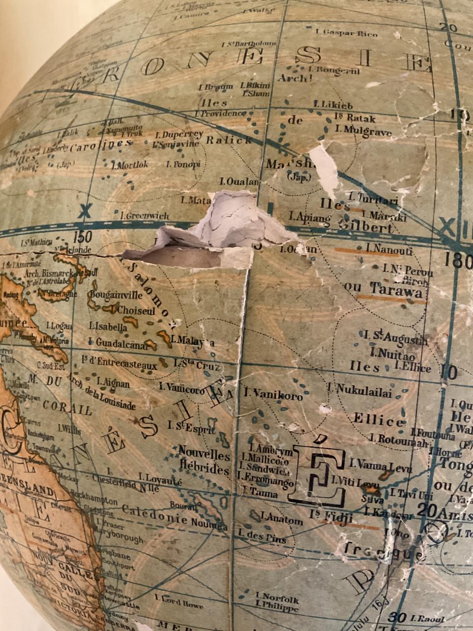 Grote antieke globe ( gips )