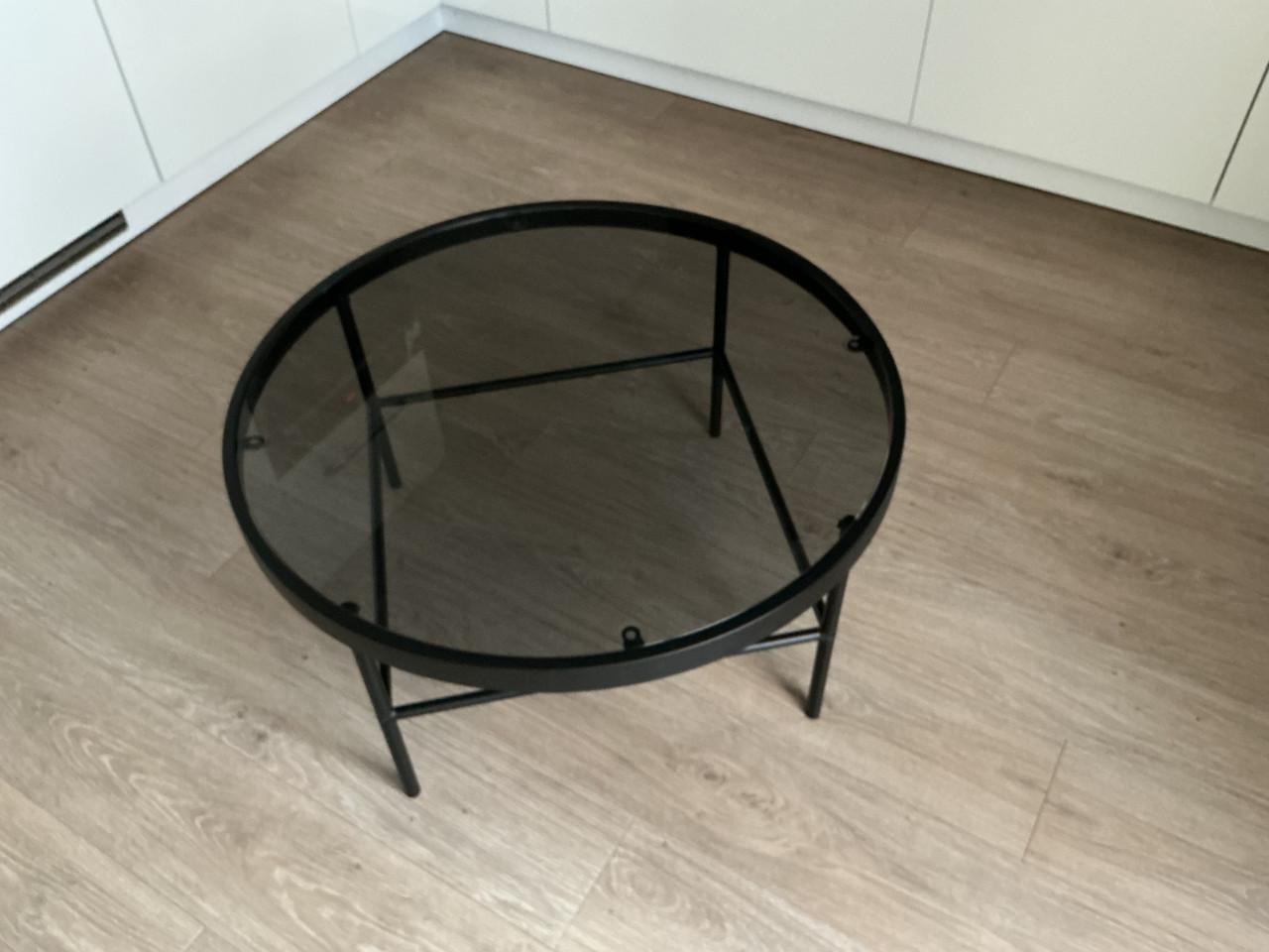 Zwarte glazen salontafel