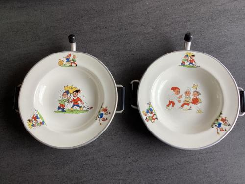 Vintage. Warmhoud kinderbordje met kabouter figuurtjes.