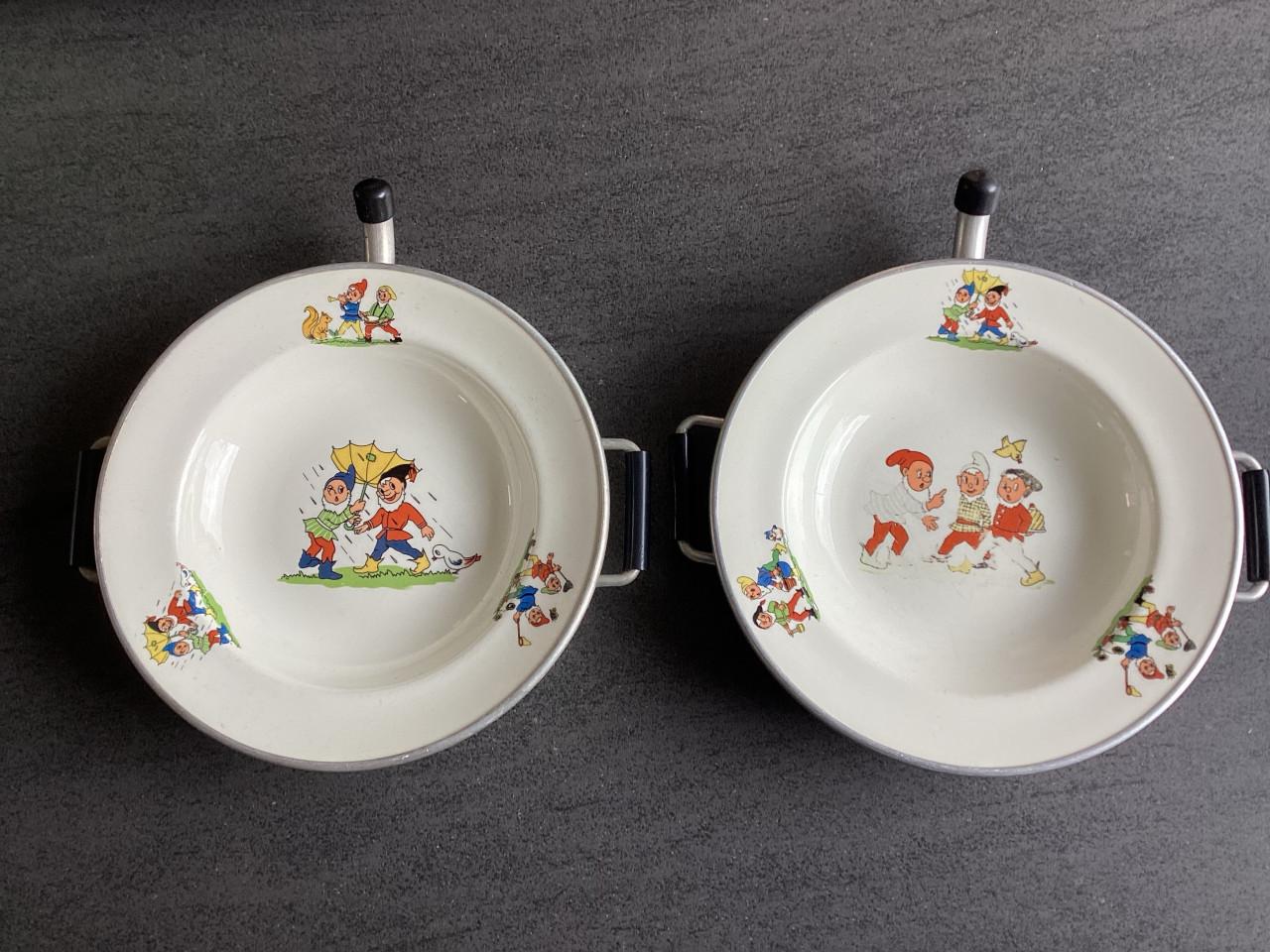 Vintage. Warmhoud kinderbordje met kabouter figuurtjes.