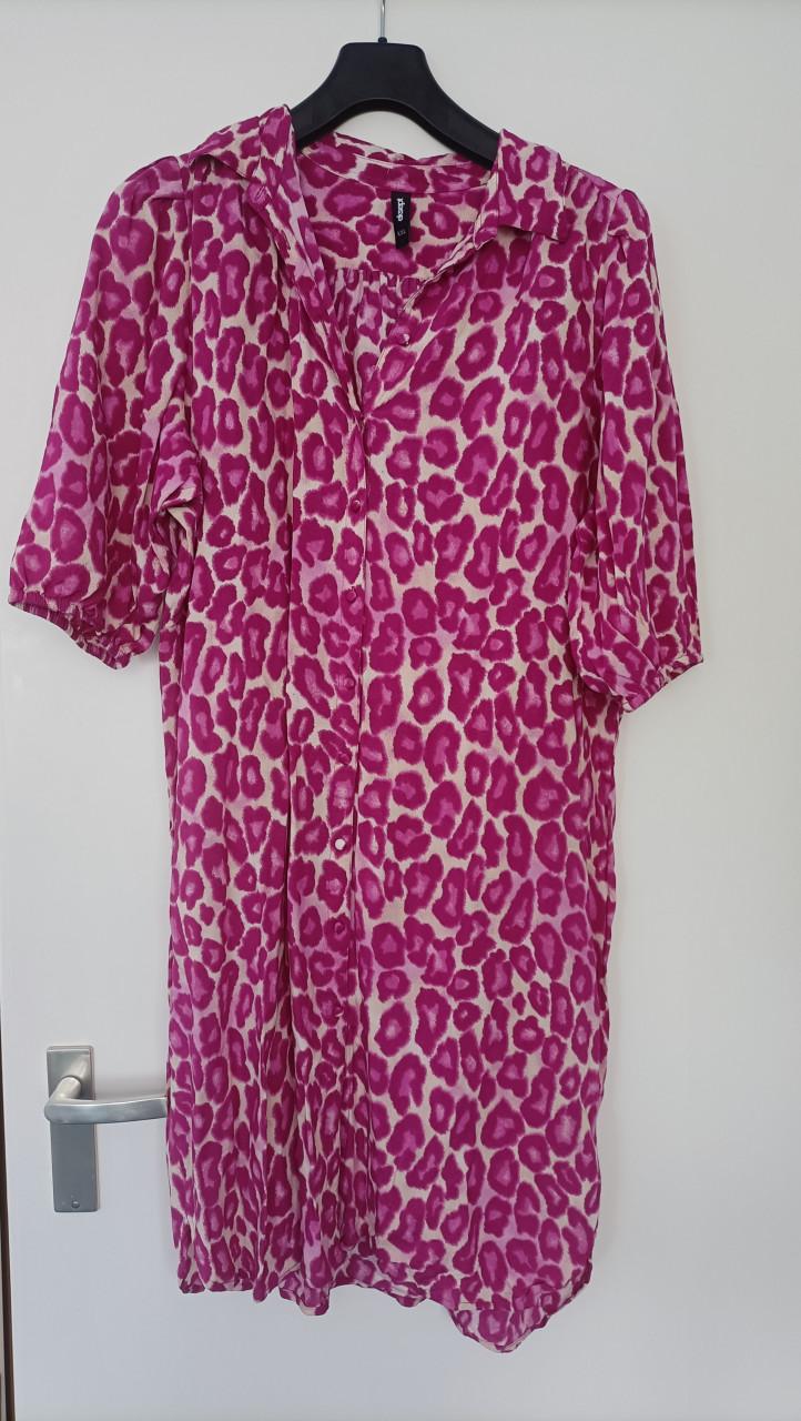 Jurk met ¾ mouw. Maat XXL. Merk Eksept. Kleur crème basis met fuchsia/paars
