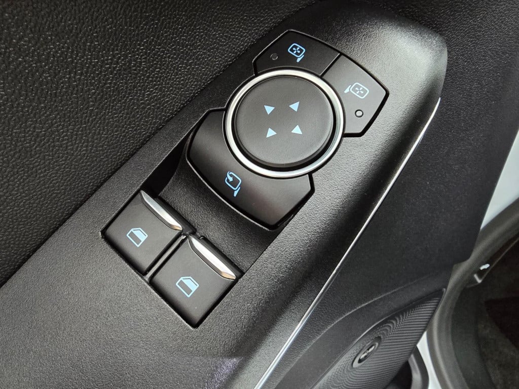 Ford Fiesta occasion luxe titanium met zwarte velgen en parkeercamera | bom