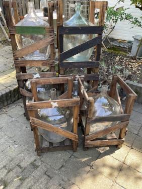 Oude gistflessen in krat ( 25 ltr. )