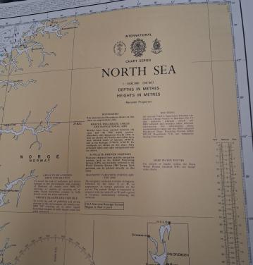 Verzameling zeekaarten.