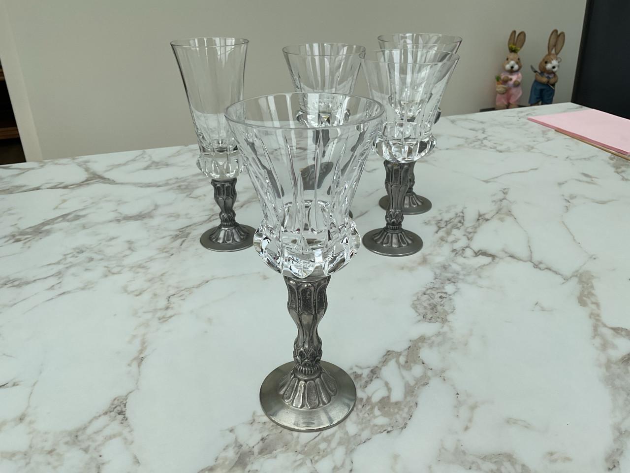 Oude glazen met tinnen voet