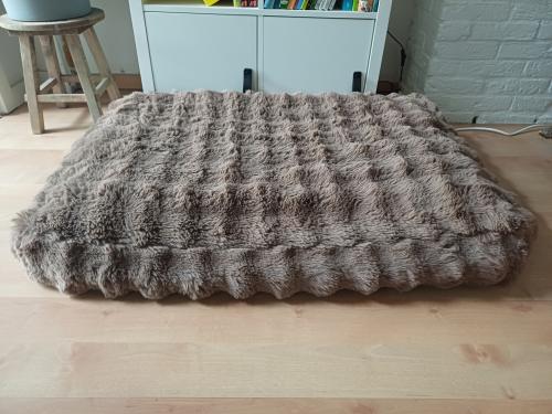 Pom Pom Fur hondenkussen, groot formaat - 100 x 70 x 14 cm