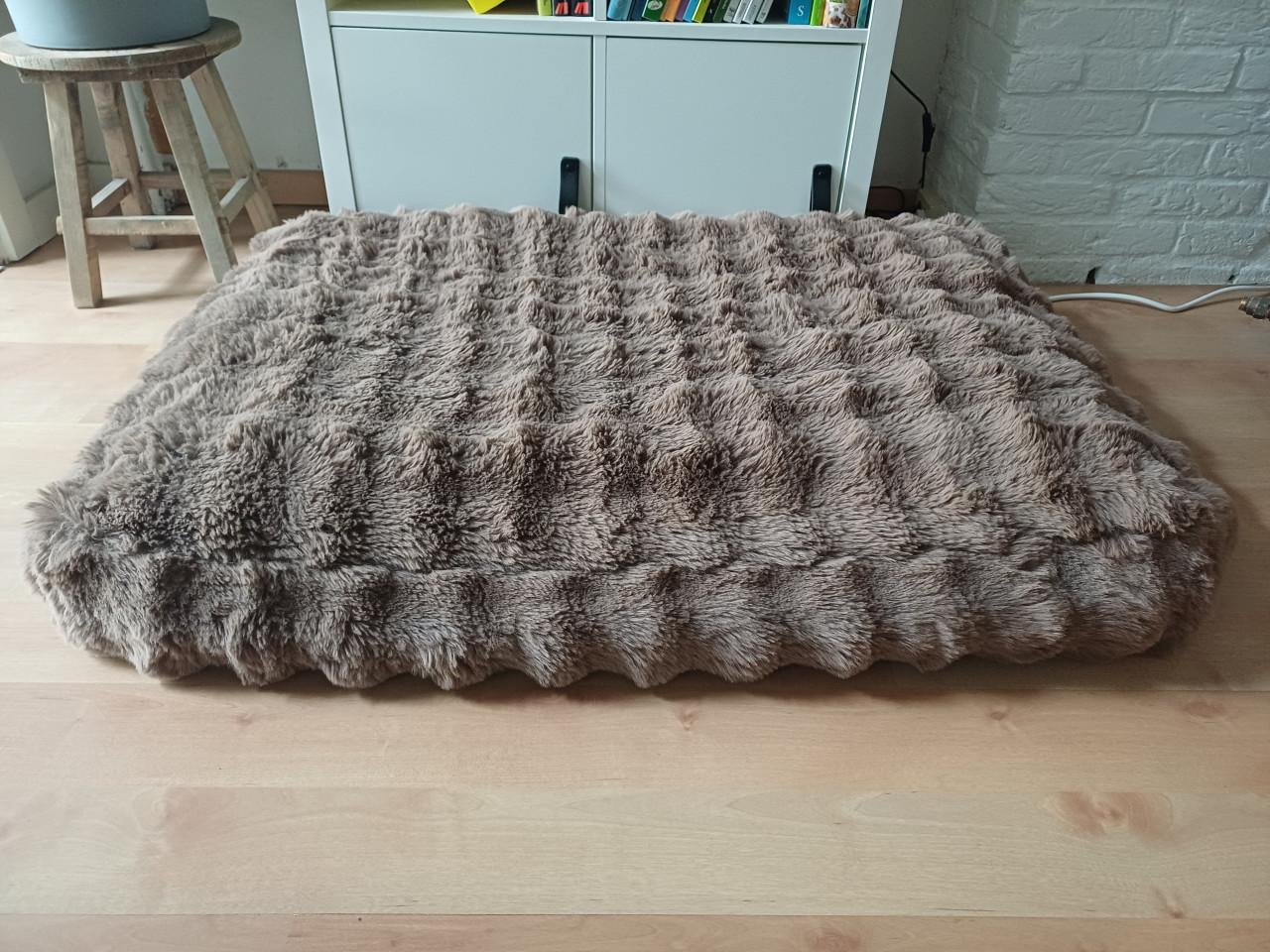 Pom Pom Fur hondenkussen, groot formaat - 100 x 70 x 14 cm